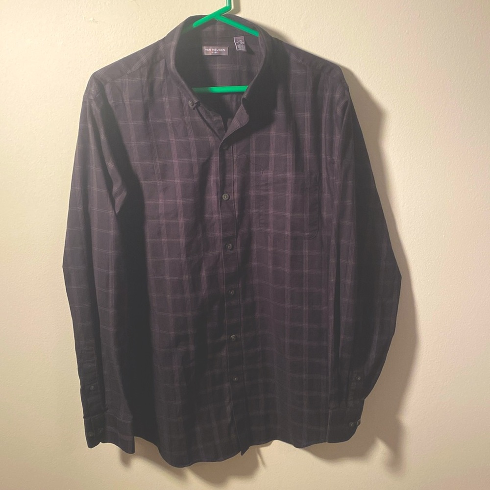 Can Heusen flex long sleeve shirt.